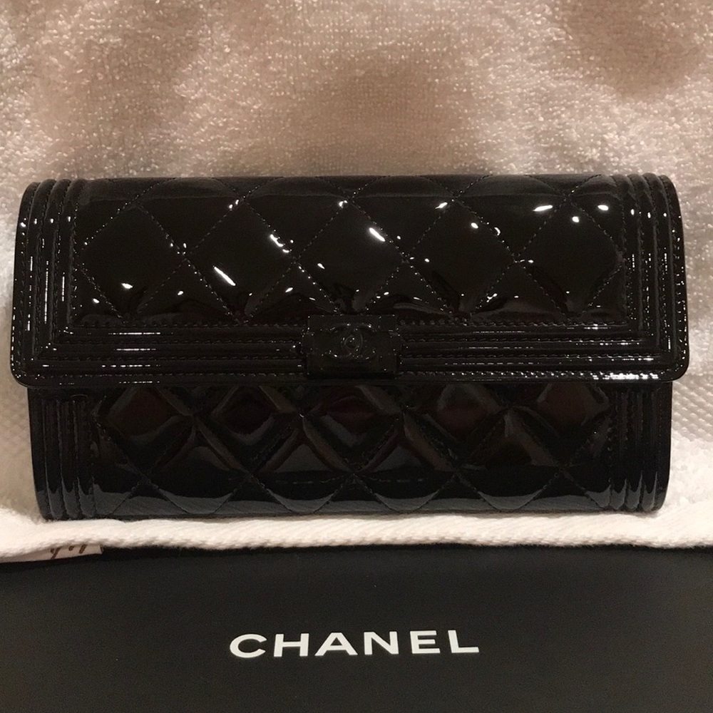 Chanel RARE patent leather boy wallet🖤🤍